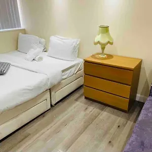 Apartment 5 Bedroom House By Monishortlets, Dagenham